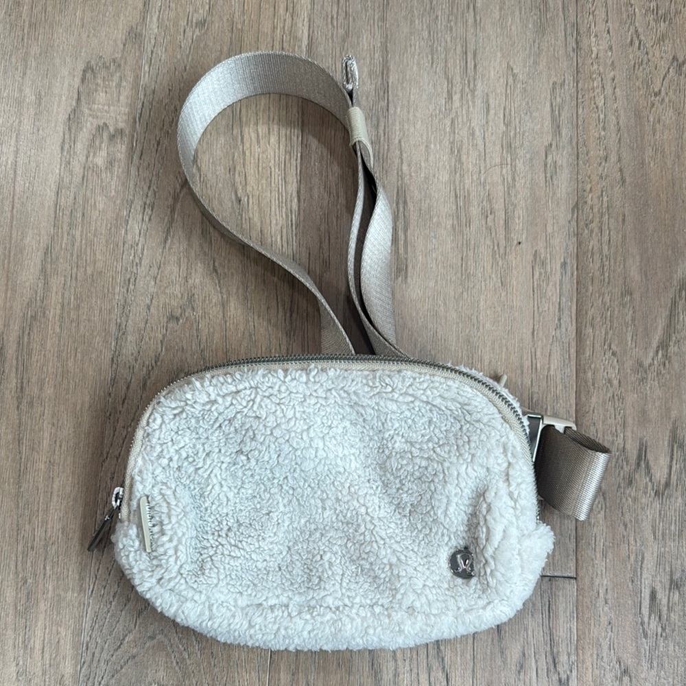 Lululemon Everywhere Fleece Belt Bag (Natural Ivory/Trench)